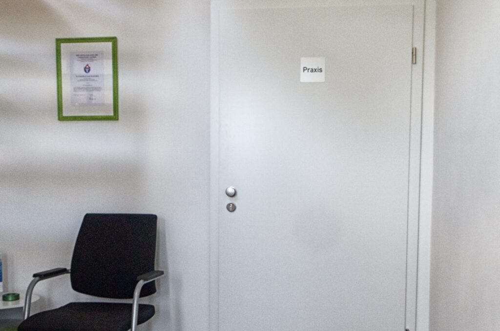 Praxis Schilling Eingangsbereich mit Warteraum